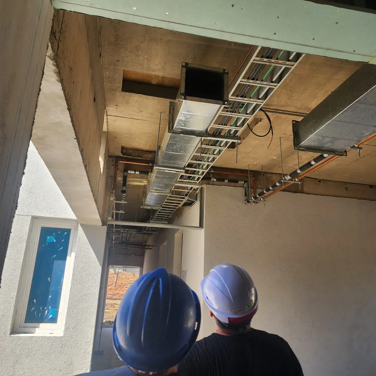 Equipo técnico trabajando en climatización para empresas y proyectos