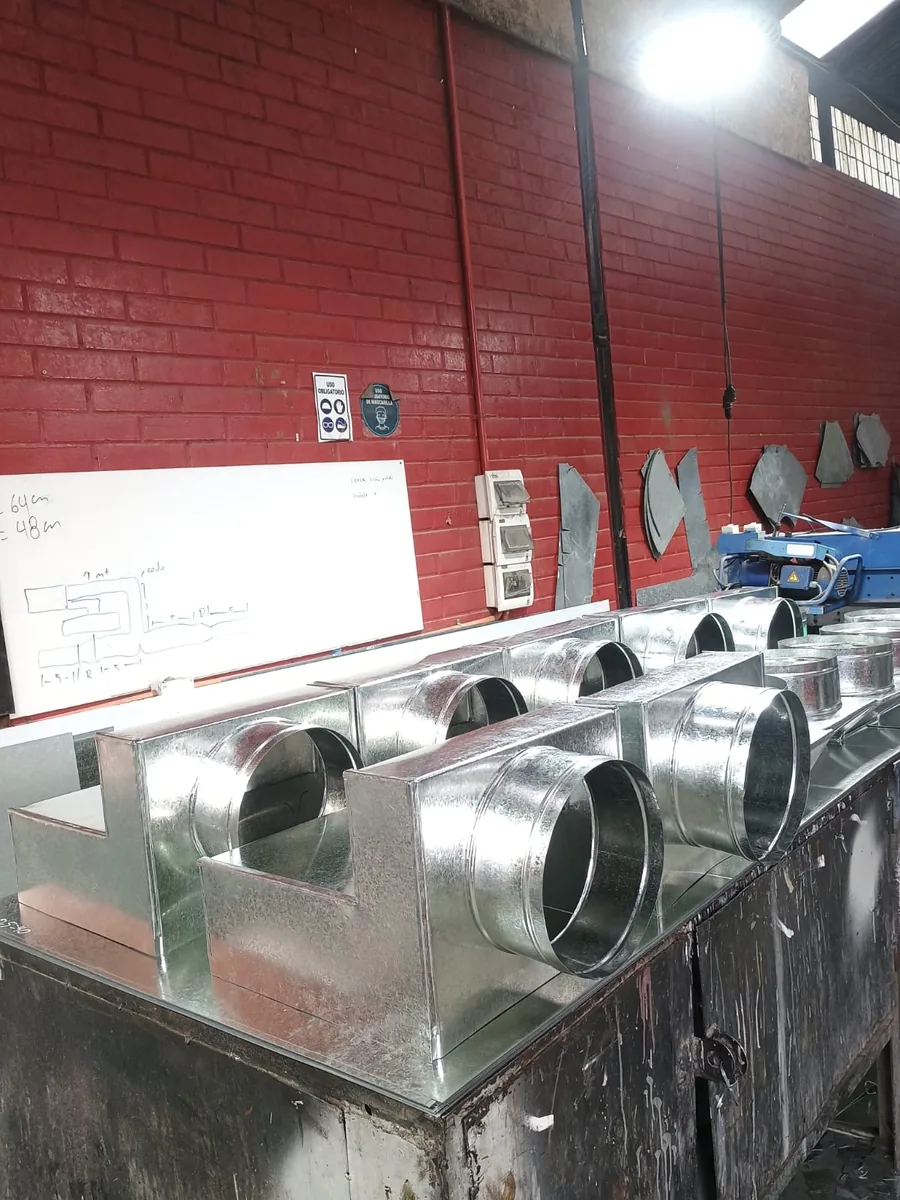 Equipo técnico en proyecto de climatización