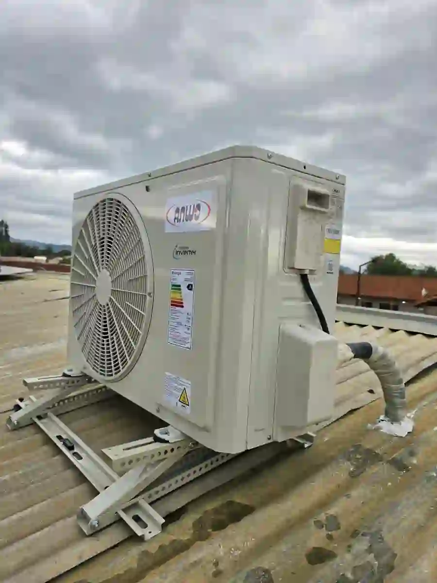 Detalle de equipo de aire acondicionado inverter clase A instalado sobre el techo