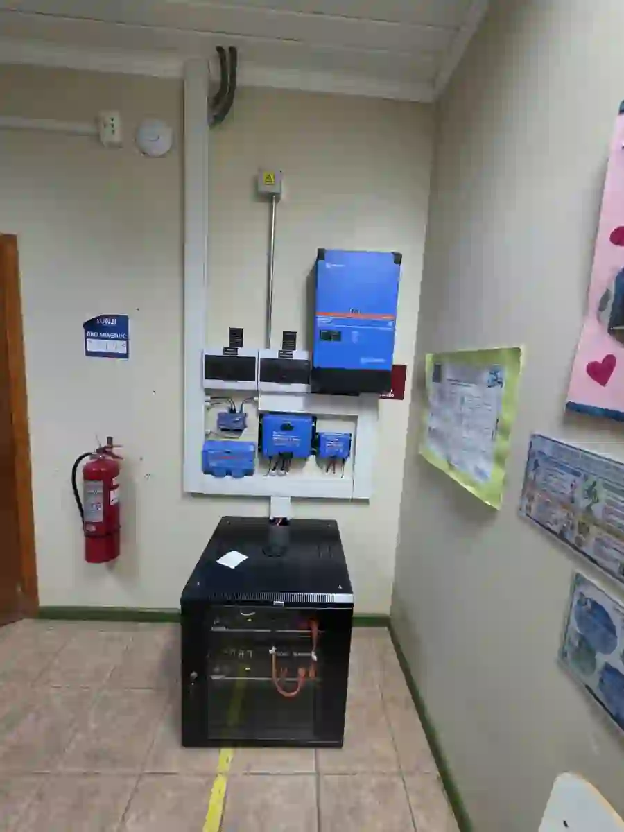 Sala técnica con inversor y baterías de un sistema solar aislado