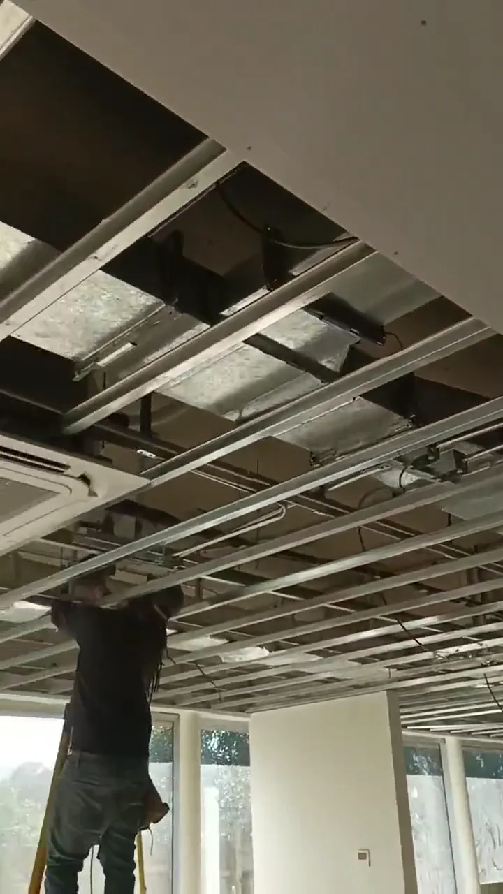 Técnico de M&P instalando climatización en cielo